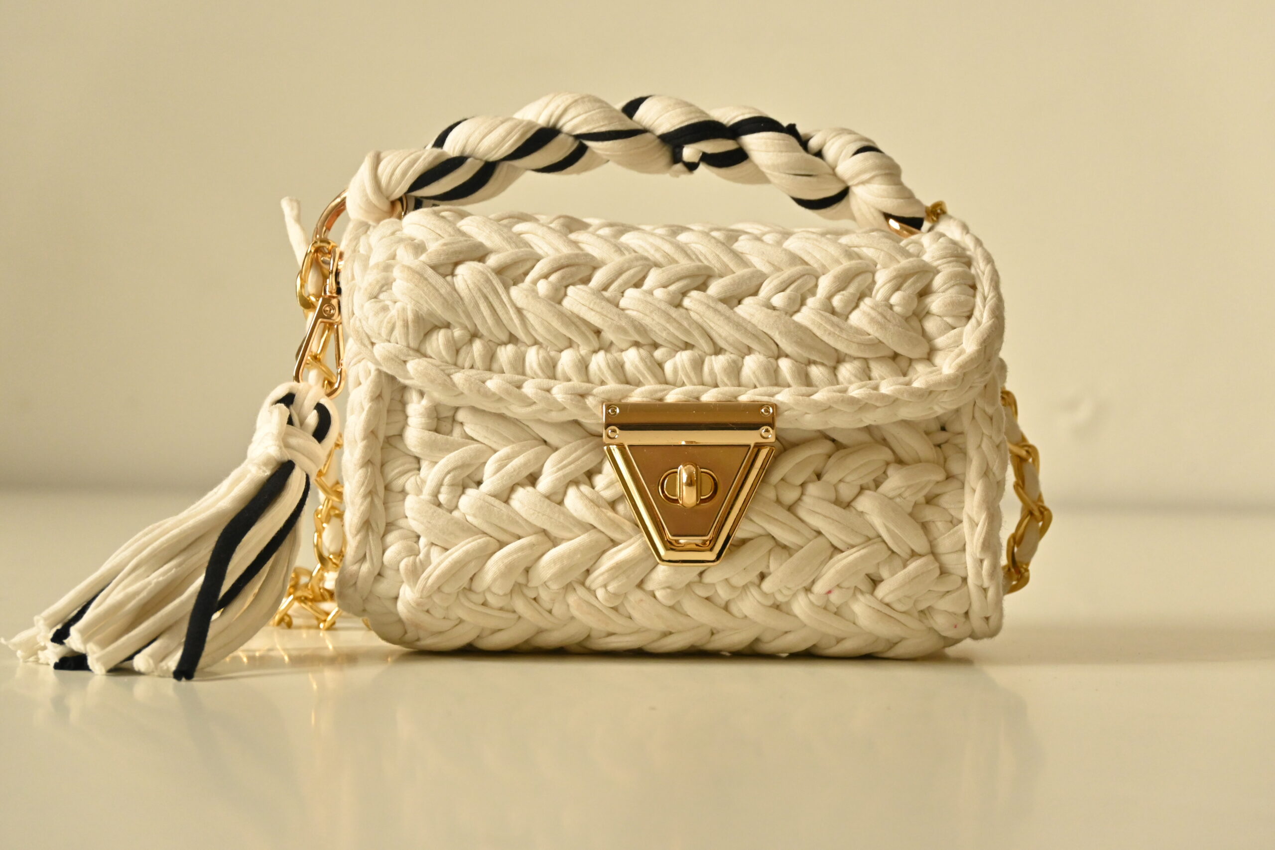 Crochet Handbag for Ladies | Cross Stitch | T-Shirt Yarn | Aticue Decor